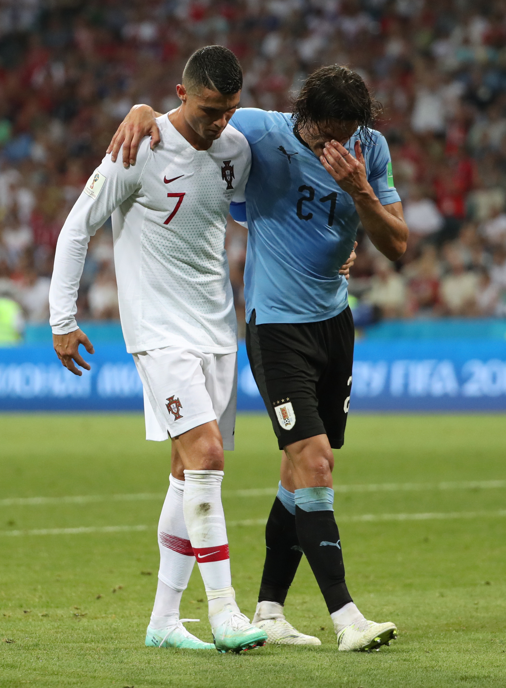 足球赛场上的精彩瞬间让球迷热泪盈眶! 足球赛场上的精彩瞬间让球迷热泪盈眶!