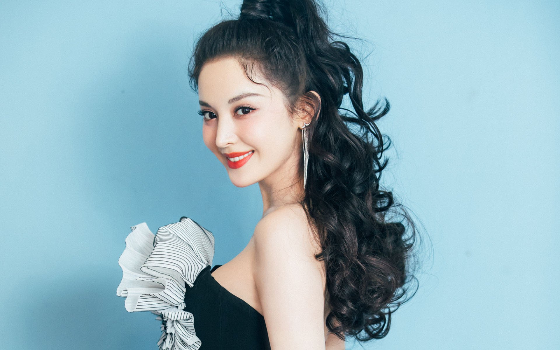 体育跨界夜，苏格兰铁蹄踏平药厂，维尼修斯在F1赛道接管比赛