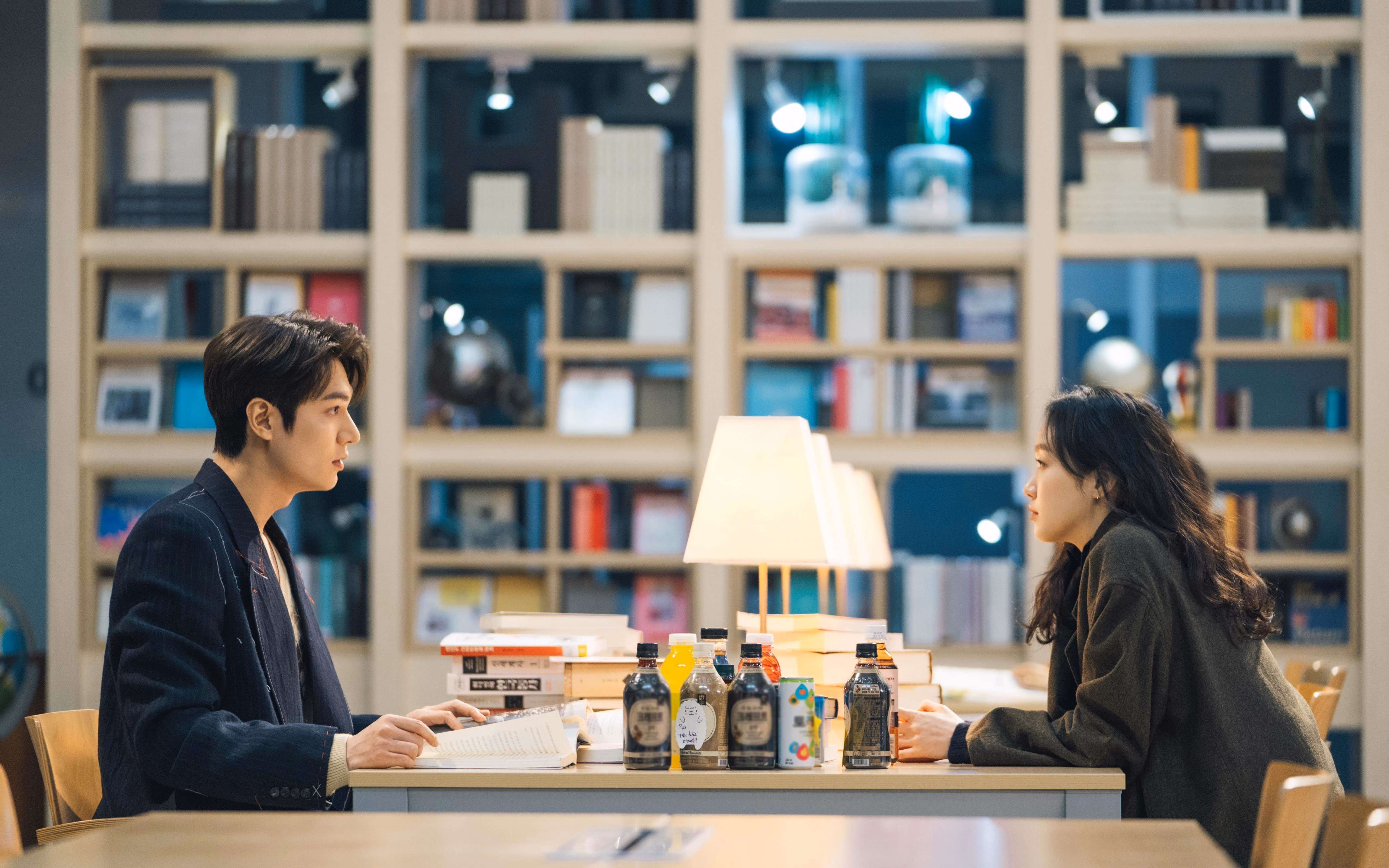 当铁网缠住箭雨，灰熊用窒息防守绞杀火箭，德罗赞以古典技艺持续撕裂防线