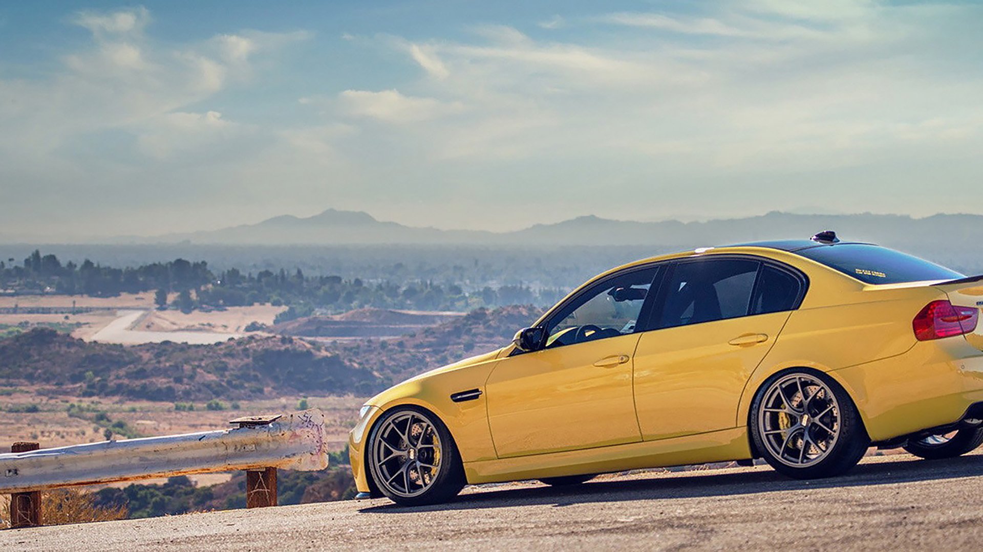 F1赛道上的绿茵场对决，荷兰车手绝杀阿尔及利亚新星，年度争冠战现足球式激情